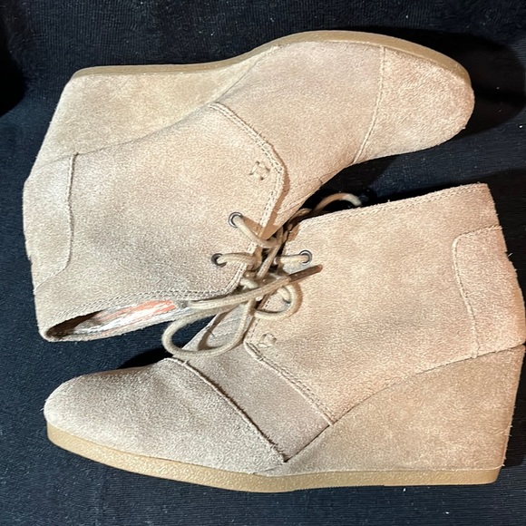 EUC TOMS WEDGE BOOTIES SZ 7.5 beige, tie up - Picture 8 of 8